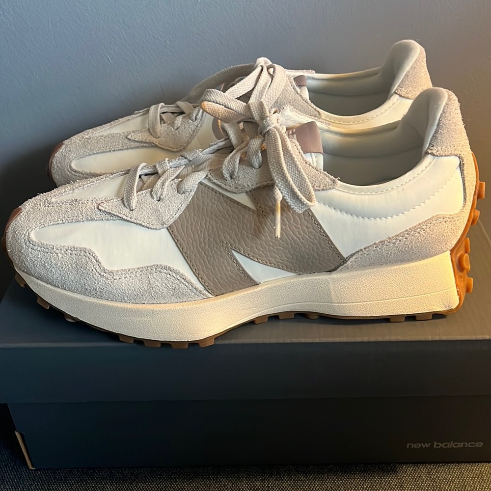 New balance beige/brown 327’s. Shoe size is 8 1/2. Brand new. Never worn. 😎